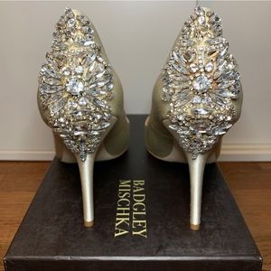 Badgley Mischka Ivory Satin peep toe heels 11